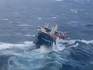 Vidéo : les images impressionnantes d'un navire de charges lourdes en pleine tempête !