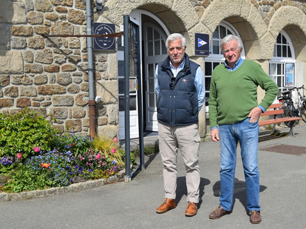 Patrick Constant et Christian Chaufour devant le Yacht Club Patrick Constant et Christian Chaufour devant le Yacht Club