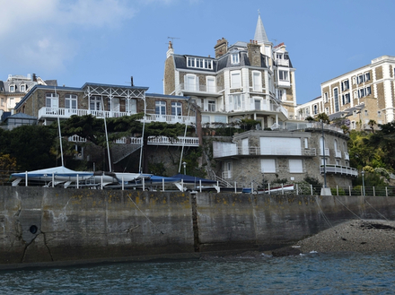 Les villas qui surplombent le port