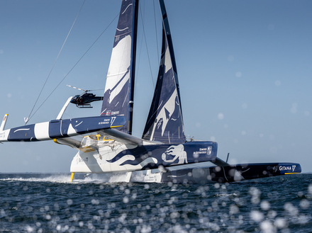 Maxi Edmond de Rothschild détient le record absolu en multicoque de la Rolex Fastnet Race, après avoir bouclé le parcours en 2019 en...1 jour 4hrs 2mins 26 secs Maxi Edmond de Rothschild détient le record absolu en multicoque de la Rolex Fastnet Race, après avoir bouclé le parcours en 2019 en...1 jour 4hrs 2mins 26 secs