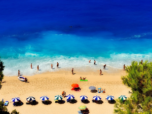 L'UE rouvre ses portes aux touristes mais peine à finaliser son certificat sanitaire