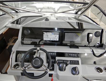La console de pilotage, sobre, dispose d?une instrumentation très complète Nautisme Article