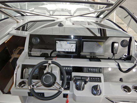 La console de pilotage, sobre, dispose d?une instrumentation très complète La console de pilotage, sobre, dispose d?une instrumentation très complète