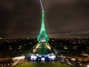 Energy Observer illumine la Tour Eiffel à l'hydrogène décarboné, dans le cadre de l'événement « Le Paris de l'hydrogène »