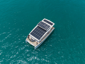 Le premier catamaran solaire électrique SILENT 60 avec aile de kite a été lancé
