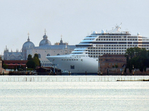 Venise accueille son 1er navire de croisière depuis 17 mois