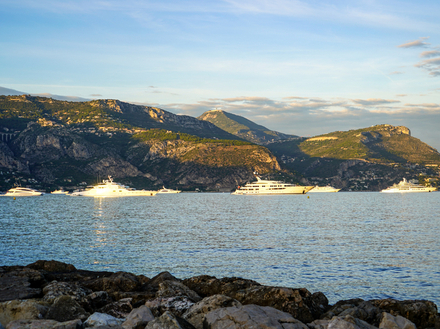 Yachts au mouillage dans la baie de Beaulieu Yachts au mouillage dans la baie de Beaulieu