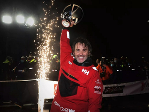 Yannick Bestaven (Maître CoQ) à la barre d'un bateau neuf pour le Vendée Globe 2024