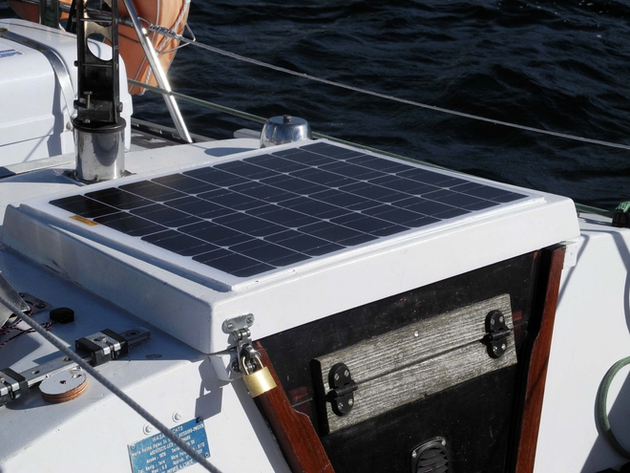 Panneau sur un capot de descente Nautisme Article