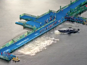  JO 2021 : Scène insolite au départ du triathlon, un bateau bloque les athlètes. 
