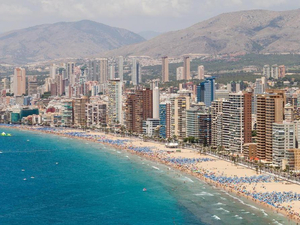 Covid-19: masque obligatoire sur le littoral atlantique, de la Vendée à l'Espagne