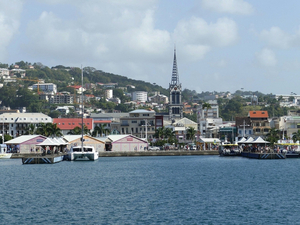 Covid-19: La Réunion et la Martinique reconfinées, situation dramatique en Outre-mer