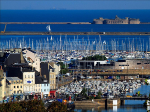 Cherbourg aux couleurs de la Rolex Fastnet Race