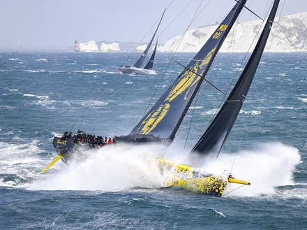 Skorpio, le plus grand monocoque au monde devant le Needles Skorpio, le plus grand monocoque au monde devant le Needles