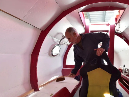 Jean-Jacques Savin à l'intérieur de son tonneau, avant son départ Jean-Jacques Savin à l'intérieur de son tonneau, avant son départ