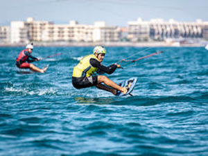 Axel Mazella et Poema Newland, champions d'Europe de kitefoil