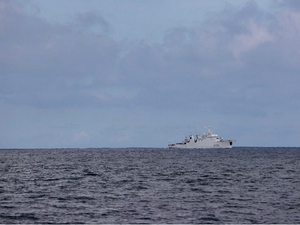 Solitaire du Figaro : le bâtiment Lapérouse de la Marine Nationale demande à Pierre Leboucher de se dérouter