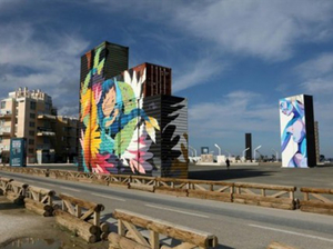 Au Barcarès, des fresques éphémères géantes sur des containers maritimes