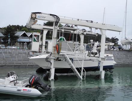 Sortie d'un bateau de l'eau pour carénage chantier Nautisme Article