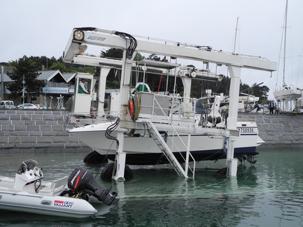 Sortie d'un bateau de l'eau pour carénage chantier Nautisme Article