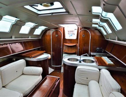 En 1988, BENETEAU faisait appel au designer star Philippe Starck pour concevoir son First 35S5. Nautisme Article