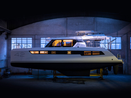 De nombreux chantiers s'inspirent de l'automobile. C'est notamment le cas de Leopard Catamarans qui a développé une nouvelle identité visuelle, avec une ligne de hublots de coque aux motifs géométriques.Ici le Leopard42 