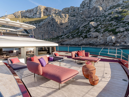 Sur les plus grands modèles, les marques rivalisent d'ingéniosité pour créer de nouveaux espaces de vie. Ici, le Lagoon 46.