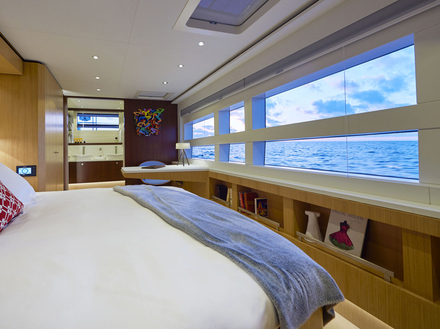 A bord du JFA Long Island 78 Power, la mer et l'horizon s'offrent partout à notre regard. 