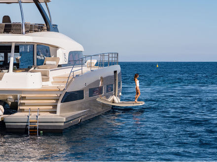 Dès 60 pieds,les multicoques s'approprient aisément le qualificatif de «superyacht», avec des innovations luxueuses, comme un hublot de coque basculant en terrasse sur la mer sur le Lagoon Seventy 8.  Dès 60 pieds,les multicoques s'approprient aisément le qualificatif de «superyacht», avec des innovations luxueuses, comme un hublot de coque basculant en terrasse sur la mer sur le Lagoon Seventy 8.