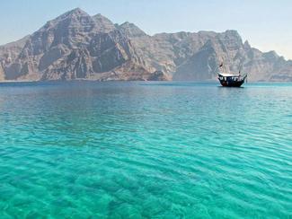Oman, un petit bijou glissé entre mer de sable...
