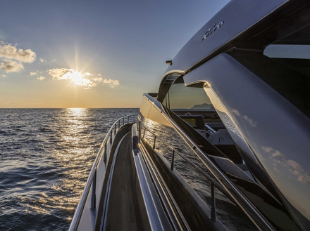 Comme tous les modèles de la gamme, il présente des éléments de design fonctionnels (ailes arrières, porte du garage, mains courantes latérales, table basse) en acajou et en acier inoxydable poli. Comme tous les modèles de la gamme, il présente des éléments de design fonctionnels (ailes arrières, porte du garage, mains courantes latérales, table basse) en acajou et en acier inoxydable poli.