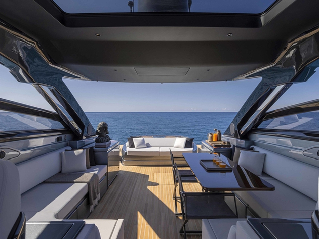 Sous le hard-top, la zone centrale contient deux canapés en L qui se font face. Nautisme Article