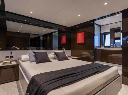 L'aménagement du pont inférieur a été conçu pour un confort absolu, avec trois cabines pouvant accueillir jusqu'à six personnes. L'aménagement du pont inférieur a été conçu pour un confort absolu, avec trois cabines pouvant accueillir jusqu'à six personnes.