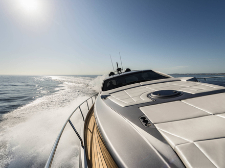 Les passerelles latérales permettent d'accéder à la zone de la proue, qui comprend également un bain de soleil de taille généreuse, Les passerelles latérales permettent d'accéder à la zone de la proue, qui comprend également un bain de soleil de taille généreuse,