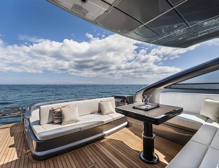 On trouve une large terrasse extérieure avec un canapé en L pouvant accueillir jusqu'à huit personnes et une table basse coulissante et extensible. Nautisme Article