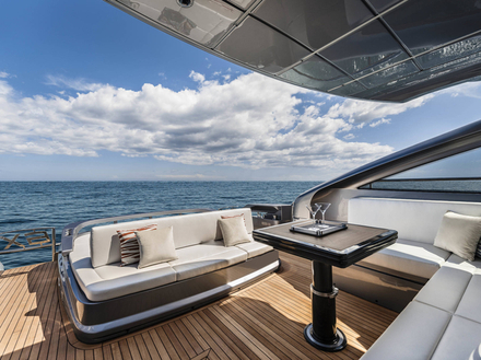 On trouve une large terrasse extérieure avec un canapé en L pouvant accueillir jusqu'à huit personnes et une table basse coulissante et extensible. Nautisme Article