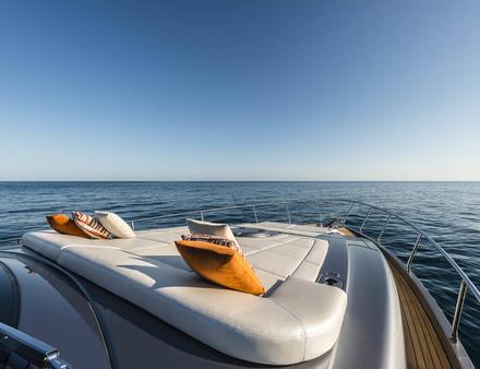 Toutes les zones extérieures peuvent être protégées du soleil par des auvents. Nautisme Article