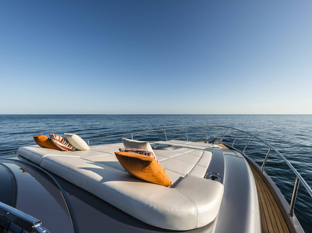 Toutes les zones extérieures peuvent être protégées du soleil par des auvents. Nautisme Article