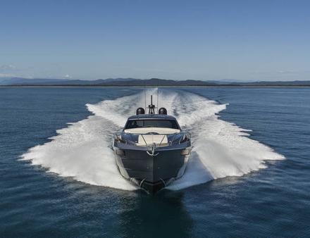 Le Pershing 6X peut atteinte une vitesse maximale de 48 noeuds et une vitesse de croisière d'environ 42 noeuds. Nautisme Article