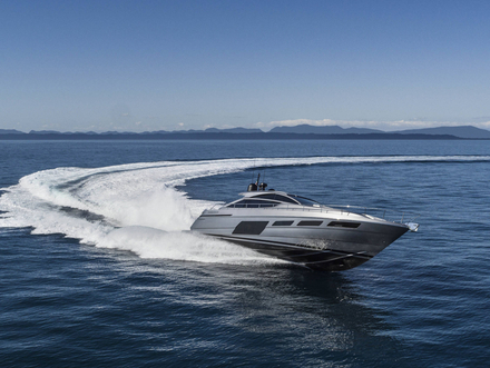 Le Pershing 6X est le fruit d'une collaboration entre le comité de stratégie produit du groupe Ferretti, le bureau d'études dirigé par Fulvio De Simoni et le département d'ingénierie du groupe.