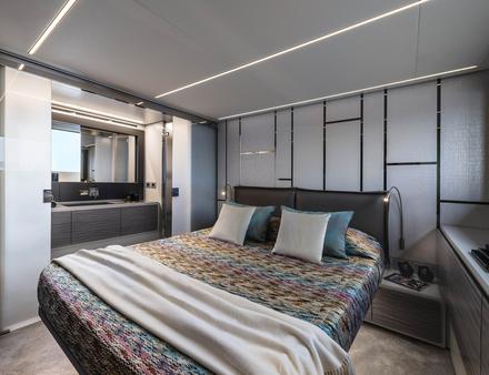 La première unité Pershing 6X est aménagée avec trois cabines - master, VIP à l'avant et guest à tribord - et trois salles de bain avec douche séparée. Nautisme Article