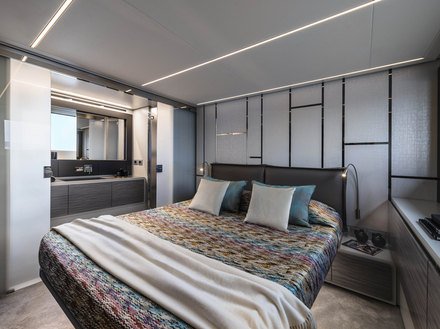 La première unité Pershing 6X est aménagée avec trois cabines - master, VIP à l'avant et guest à tribord - et trois salles de bain avec douche séparée. Nautisme Article