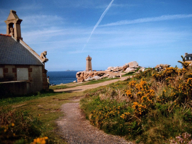 Lieu de prière à l'origine - en breton, "plou" signifie paroisse et "manac'h" signifie moine - Ploumanac'h abrite toujours une chapelle médiévale. Nautisme Article