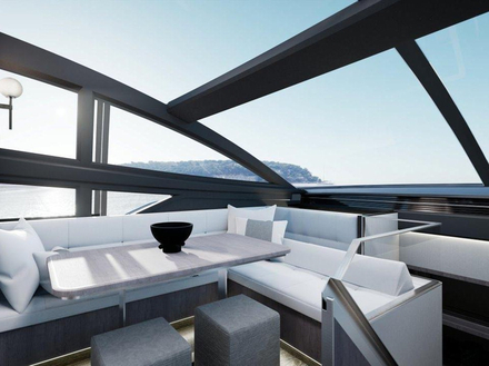 Grâce aux fenêtres du sol au plafond, le bateau est un véritable observatoire. Nautisme Article