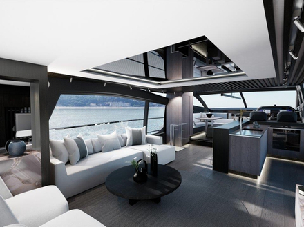 Le salon principal est aménagé en salle de séjour, avec des canapés design sur le côté bâbord et des meubles sur le côté tribord, avec de nombreux rangements.