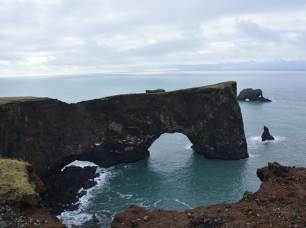 Se tenant côte à côte, le trou béant de ce promontoire rocheux et son petit voisin attirent une foule désireuse de voir ce que la puissance des vagues peut donner.