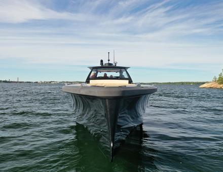 On retrouve également un pare-brise pleine hauteur qui offre une belle protection à grande vitesse et une capacité de carburant accrue. Nautisme Article