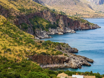 Laissez-vous tenter par de la plongée libre : la biodiversité marine autour de Zingaro est spectaculaire. 