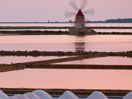 En plus des étangs remplis d'eau stagnante, vous pouvez apercevoir les collines de sel hautes d'un mètre et de vieux moulins à vent. En plus des étangs remplis d'eau stagnante, vous pouvez apercevoir les collines de sel hautes d'un mètre et de vieux moulins à vent.