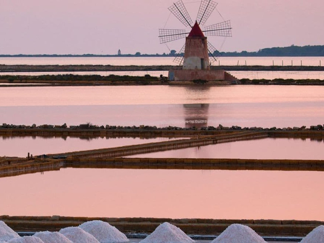 En plus des étangs remplis d'eau stagnante, vous pouvez apercevoir les collines de sel hautes d'un mètre et de vieux moulins à vent. Nautisme Article